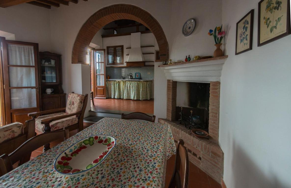 Agriturismo Poggio Al Tesoro Crespina Bagian luar foto